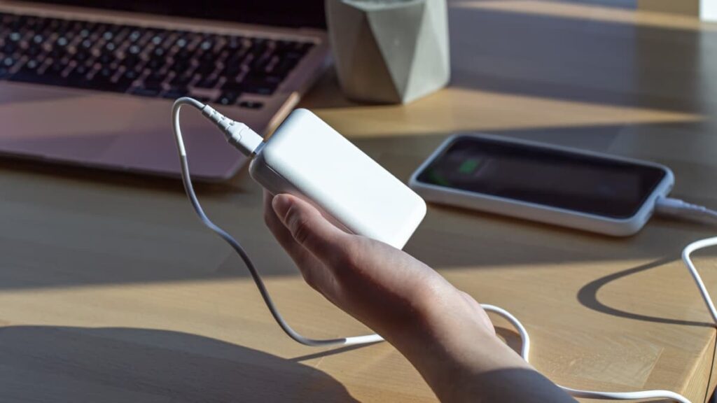 Como escolher powerbank 20.000 mAh e 30 W para dev sem cair em mAh apenas