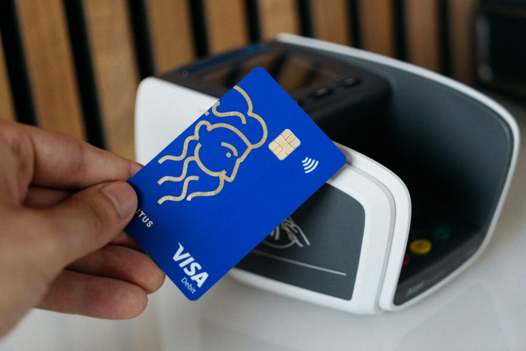 Visa demite 2600 por IA: 5 tarefas que devs devem automatizar