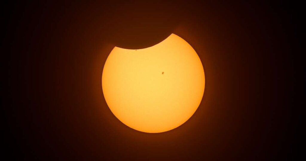 Como fotografar eclipse solar sem queimar o sensor: Python