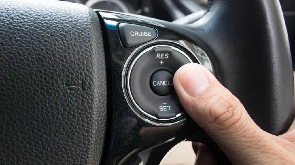 Cruise control preso: como modelar state machine de desligamento seguro