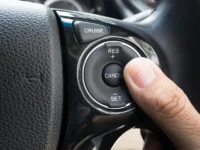 Cruise control preso: como modelar state machine de desligamento seguro
