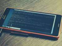Como usar Android antigo como home lab com Docker e persistência estável