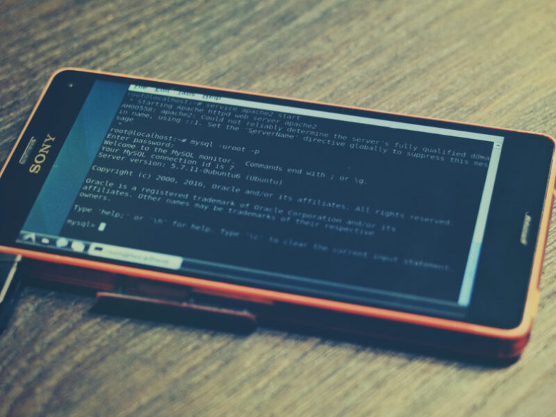 Como usar Android antigo como home lab com Docker e persistência estável