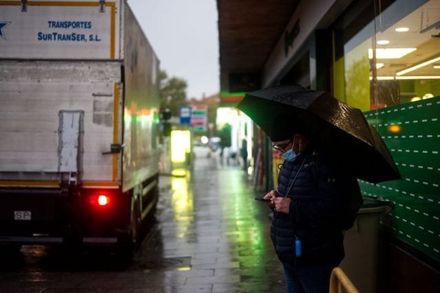 Como proteger seu setup de dev na chuva contra surtos elétricos
