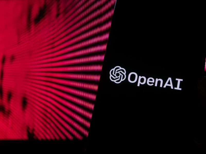 OpenAI vs Anthropic: como integrar IA jurídica no seu SaaS