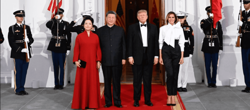 LLM em 2026: como geopolítica EUA-China muda seu stack